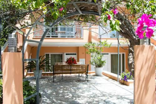 Poseidon Studios & Apartments Палиохора Екстериор снимка