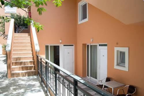 Poseidon Studios & Apartments Палиохора Екстериор снимка